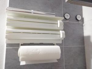 a stack of white towels in a bathroom at Casa Clara Oristano centro con giardino in Oristano