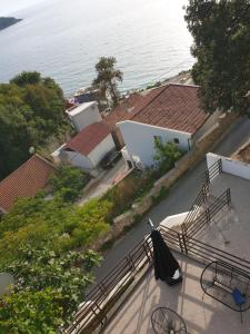 uma vista superior de uma casa com vista para a água em HAPPY VIEW Appartement em Ulcinj