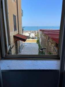 una vista su una finestra con vista sull'oceano di Elvis Home a Salerno