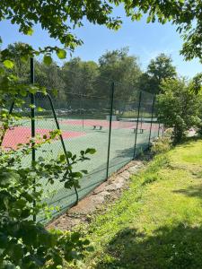 Tenis a/nebo squash v ubytování Manoir de la Prise Tarot nebo okolí