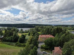 an aerial view of a house and a lake at Salonsaaren Pappila in Terälahti