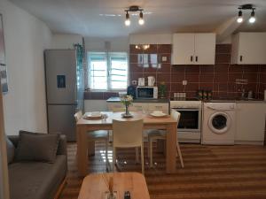 een keuken en een woonkamer met een tafel en een bank bij Jolie F3 à 10 mn aéroport d'Orly in Juvisy-sur-Orge