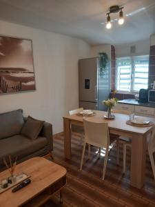 een woonkamer met een tafel en een bank bij Jolie F3 à 10 mn aéroport d'Orly in Juvisy-sur-Orge