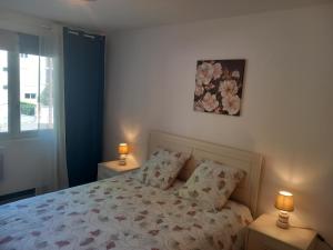een slaapkamer met een bed met twee lampen op tafels bij Jolie F3 à 10 mn aéroport d'Orly in Juvisy-sur-Orge