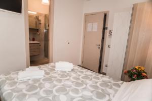 A bed or beds in a room at Mole Adriana Guest House