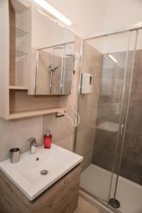 A bathroom at Mole Adriana Guest House