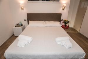 A bed or beds in a room at Mole Adriana Guest House