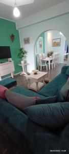 sala de estar con sofá y mesa en Marilidia House, en Kastéllion