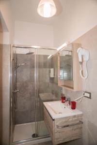 A bathroom at Mole Adriana Guest House