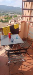 uma mesa e cadeiras numa varanda com vista em La Perla nel Blu em Villasimius