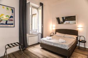 ein Schlafzimmer mit einem Bett und einem großen Fenster in der Unterkunft Mole Adriana Guest House in Rom