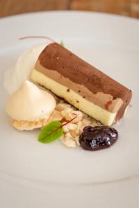 un dessert au chocolat sur une assiette blanche dans l'établissement Masseria Le Lamie, à Villa Castelli