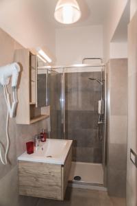 ein Bad mit einem Waschbecken und einer Dusche in der Unterkunft Mole Adriana Guest House in Rom
