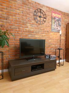 Televízia a/alebo spoločenská miestnosť v ubytovaní Like at Home