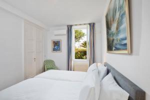 En eller flere senge i et værelse på Cycas Estate Corfu Town