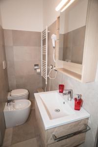 A bathroom at Mole Adriana Guest House