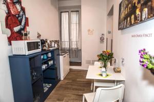 eine kleine Küche mit einem Tisch und einer Mikrowelle in der Unterkunft Mole Adriana Guest House in Rom