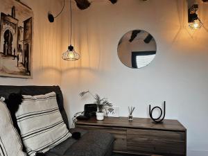 Gelsa的住宿－La Morica，带沙发和镜子的客厅