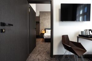 Riverside Hotel Plzeň的电视和/或娱乐中心