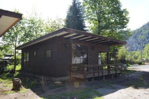 a small cabin with a porch in the woods at Ruca del Fuy in Panguipulli