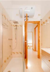 y baño con ducha y lavamanos. en Villa Bellavista IS MOLAS PULA, CAGLIARI en Santa Margherita di Pula