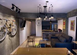 a living room with a couch and a bike on the wall at Insula Living Juanambu in Cali
