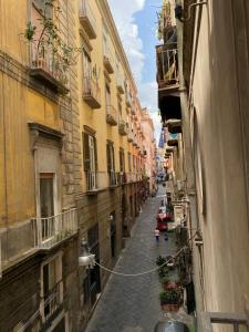 um beco numa cidade com edifícios em In The Heart Of Naples em Nápoles