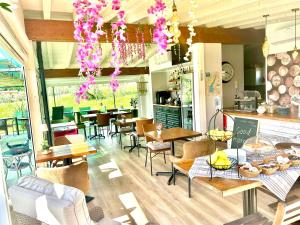 restauracja ze stołami i krzesłami w pokoju w obiekcie La Casa Di Campagna Sul Garda w mieście Puegnago +37 zdjęć