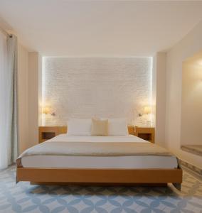 um quarto com uma cama grande e paredes brancas em Ulusoy Kemer Holiday Club - Kids Concept em Kemer