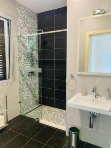 Ванна кімната в Lavender Bay Apartment F8