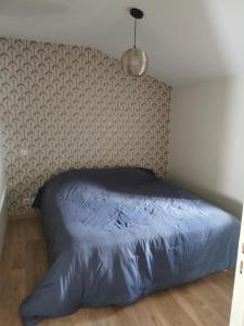 um quarto com uma cama com uma cabeceira castanha em JolieMaison-au-34 em Angoulême