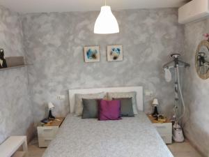 1 dormitorio con 1 cama, 2 mesitas de noche y 2 lámparas en "La Cala de Mijas Bright Apartment with Sea Views Near the Beach", en La Cala de Mijas