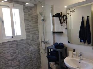 Un baño con ducha, lavabo y espejo. en "La Cala de Mijas Bright Apartment with Sea Views Near the Beach", en La Cala de Mijas