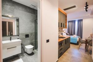 een badkamer met een wastafel en een toilet bij JAD rooms in Sarandë