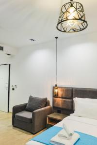- une chambre avec un lit, un canapé et une chaise dans l'établissement JAD rooms, à Saranda