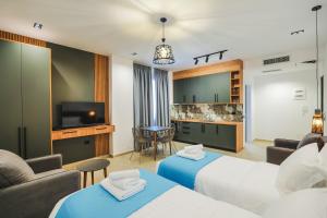 een hotelkamer met 2 bedden en een televisie bij JAD rooms in Sarandë