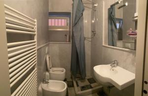 ein Bad mit einem Waschbecken und einem WC in der Unterkunft Lo Studio in Pisa