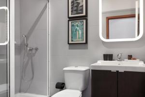 ポルトにあるオポルト　シック&コージー　スタジオ　アパートメントのシャワー、トイレ、洗面台を備えたバスルーム +64枚の写真