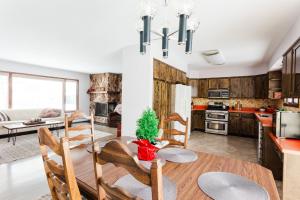 Il comprend une cuisine et un salon avec une table et des chaises. dans l'établissement Relaxing Lake Haven House - Close to EVERYTHING!, à Anchorage