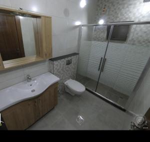 Ένα μπάνιο στο Amazing one Bedroom Apartment in Amman Elwebdah 8 +32 φωτογραφίες