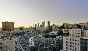 een uitzicht op een drukke straat met auto's bij Amazing one Bedroom Apartment in Amman Elwebdah 8 in Amman