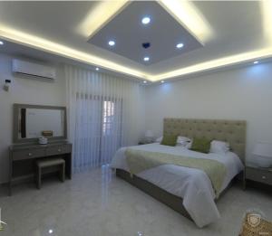 een slaapkamer met een bed en een televisie en een bed sidx sidx sidx bij Amazing one Bedroom Apartment in Amman Elwebdah 8 in Amman