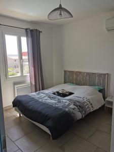 uma cama num quarto com uma janela em Villa moderne sur les hauteurs d'Aramon em Aramon