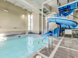 La pileta dentro o cerca de Newly renovated Blue Sky - Family Fun - 2 Bed -2 Bath