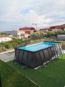uma piscina no meio de um quintal em Villa moderne sur les hauteurs d'Aramon em Aramon