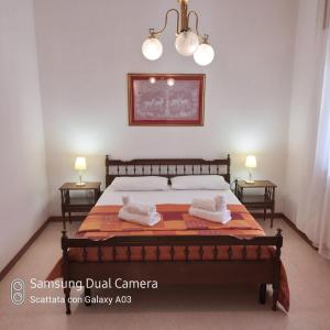 una camera da letto con un letto e due asciugamani di Casa vacanza in Salento a Matino