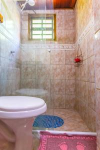 a bathroom with a toilet and a shower at Loft em Maricá RJ - Araçatiba in Maricá