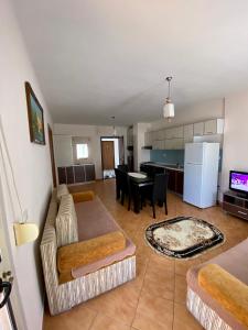ein Wohnzimmer mit einem Sofa und einem Tisch in der Unterkunft Rayde Apartments in Golem