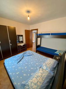 - une chambre avec des lits superposés et un drap bleu dans l'établissement Rayde Apartments, à Golem