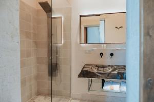 Salle de bains dans l'établissement Masseria Le Lamie